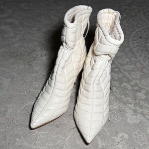 NWOT Vince Camuto Quilted White Ankle Boots size 8